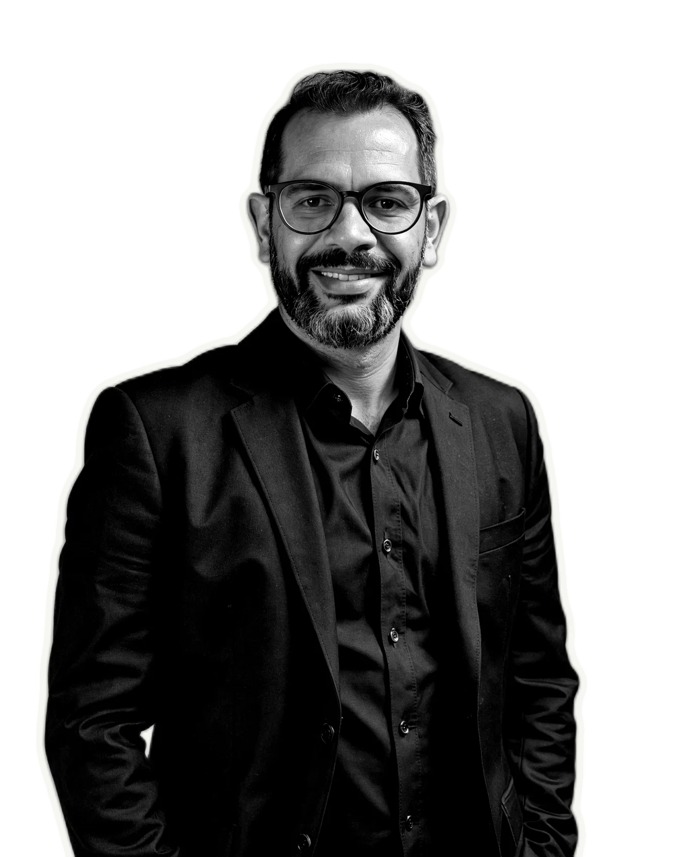 Adriano Fante, de blazer e camisa pretos, sorrindo